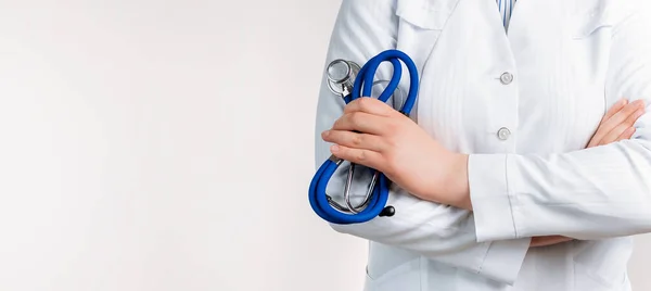 Vista Ritagliata Donna Dottore Uniforme Piedi Possesso Uno Stetoscopio Copia — Foto Stock