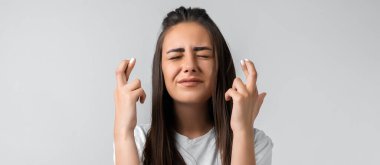 Kazanmak zorundayım. Uzun kestane rengi saçlı neşeli Avrupalı genç kadın parmaklarını çapraz yapıyor, arzulanan dilekler diliyor, gündelik kıyafetler giyiyor, iyi haberleri bekliyor..