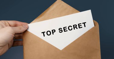 Mavi arka planda TOP SECRET yazılı el sanatları zarfı, konsept
