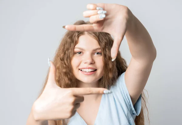 Porträtt Positivt Ung Kvinna Med Lockigt Långt Hår Med Glada — Stockfoto