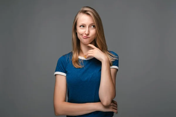 Jeune Femme Réfléchie Avec Des Cheveux Raides Blonds Dans Une — Photo