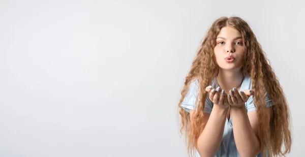Красивая Европейская Молодая Женщина Кудрявыми Длинными Волосами Делает Воздушный Поцелуй — стоковое фото