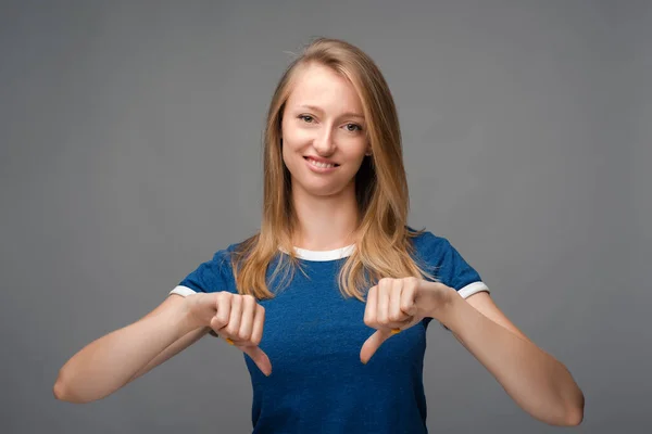 Vacker Ung Kvinna Med Blont Rakt Hår Ser Upprörd Kameran — Stockfoto