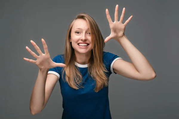 Positiv Ung Kvinna Med Blont Rakt Hår Klädd Blå Shirt — Stockfoto