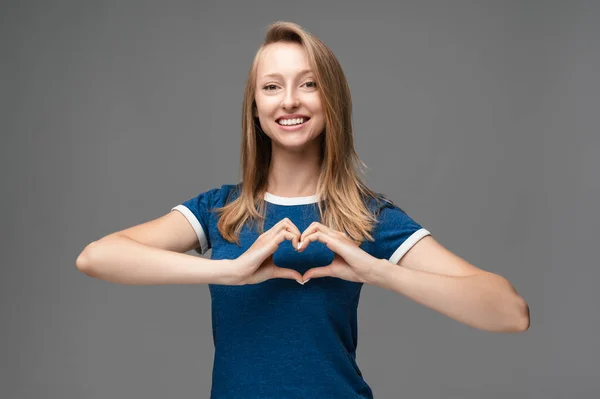 Jonge Blonde Vrouw Gekleed Blauw Shirt Het Maken Van Hart — Stockfoto