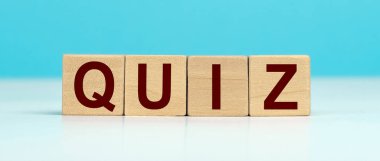 QuinZ kelimesi küp tahta bloktan yapılmıştır, konsept