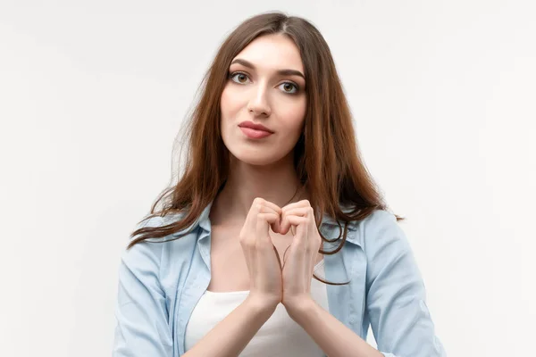 Söt Ung Kvinna Med Lång Kastanj Hår Klädd Casual Kläder — Stockfoto