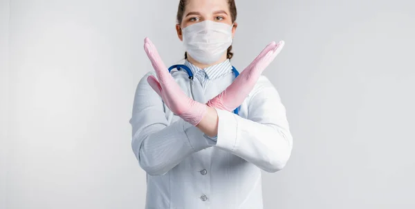 Μια Νεαρή Όμορφη Γυναίκα Γιατρός Ένα Λευκό Παλτό Και Ροζ — Φωτογραφία Αρχείου
