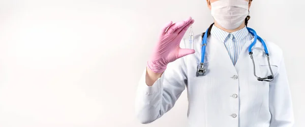 Άποψη Της Νεαρής Γυναίκας Γιατρού Λευκό Παλτό Ιατρική Μάσκα Και — Φωτογραφία Αρχείου