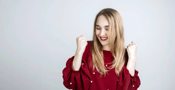 Livet Underbart Glada Flicka Med Långt Blont Hår Håller Knytnävarna — Stockfoto