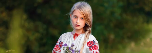 Porträt Eines Jungen Mädchens Hält Einen Strauß Wildblumen Ihren Händen — Stockfoto