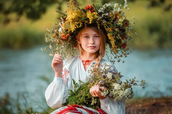 Porträt Eines Jungen Mädchens Hält Einen Strauß Wildblumen Ihren Händen — Stockfoto