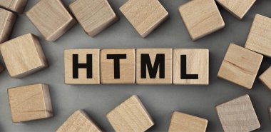 Kelime HTML ahşap yapı taşlarından yapılmış. Üst görünüm, konsept.