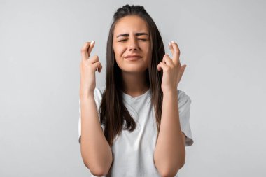 Kazanmak zorundayım. Uzun kestane rengi saçlı neşeli Avrupalı genç kadın parmaklarını çapraz yapıyor, arzulanan dilekler diliyor, gündelik kıyafetler giyiyor, iyi haberleri bekliyor..