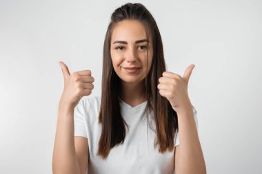 İyi iş çıkardın. Oldukça tasasız, modern stil sahibi, uzun kestane rengi saçlı, her şey yolundaymış gibi hareket eden, her şey yolundaymış gibi davranan bir Avrupalı kız.