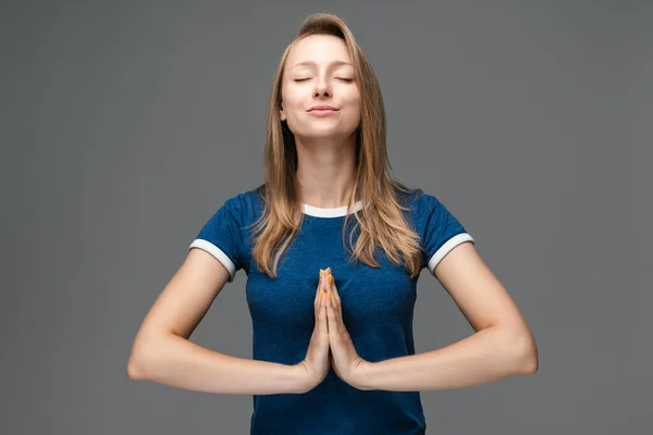 Junge Blonde Frau Die Yoga Praktiziert Die Hände Mund Hält — Stockfoto