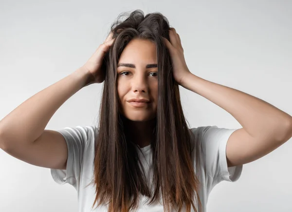 Bella Spensierata Ragazza Moderna Con Lunghi Capelli Castani Che Aggrappano — Foto Stock