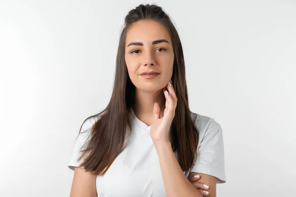 Foto Van Stijlvolle Aantrekkelijke Europese Jonge Vrouw Met Lang Kastanjehaar — Stockfoto