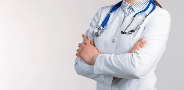 Vista Ritagliata Donna Medico Cappotto Bianco Con Stetoscopio Isolato Sfondo — Foto Stock