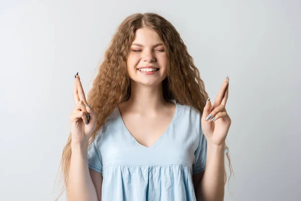 Moet Winnen Joyful Europese Jonge Vrouw Met Krullend Lang Haar — Stockfoto