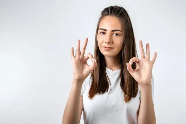 Buen Trabajo Bastante Despreocupada Chica Europea Moderna Elegante Con Pelo —  Fotos de Stock