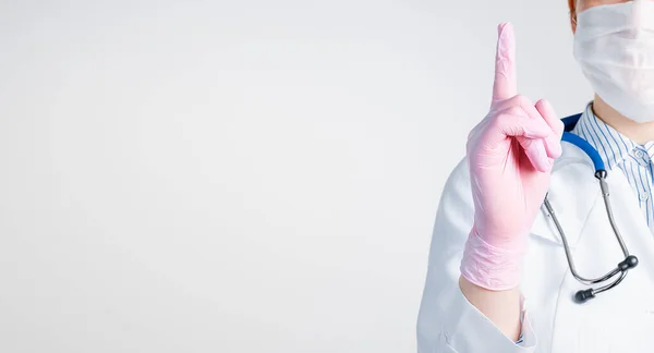 Обрезанный Вид Молодой Красивой Женщины Врач Белом Халате Розовых Стерильных — стоковое фото