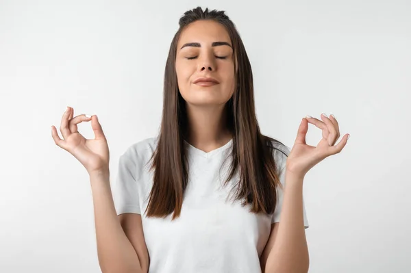 Attraktive Ruhige Europäische Mädchen Mit Langen Kastanienbraunen Haaren Erfreut Meditierende — Stockfoto