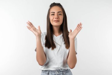 Pozitif insani duygular, tepki ve şaşkınlık. Uzun kestane rengi saçlı, gözlerini açan, duygusal olarak hareket eden şaşırmış bir kız. Erkek arkadaşından sürpriz aldığı için heyecanlı.