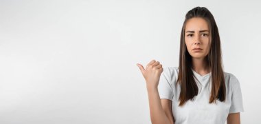 Görsen iyi olur. Uzun kestane rengi saçlı, tek parmakla işaret eden meraklı Avrupalı kız terfin için boş yer gösteriyor. İnsanlar, reklam kavramı