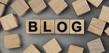 Kelime BLOG ahşap yapı taşlarından yapılmış. Üst görünüm, konsept