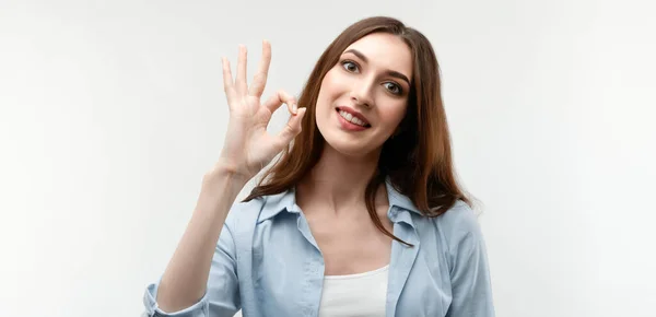 Chica Alegre Con Pelo Largo Castaño Vestida Con Ropa Casual —  Fotos de Stock