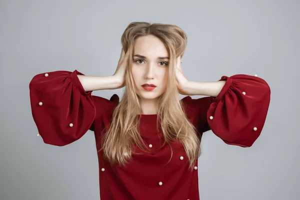 Stilvolles Europäisches Mädchen Mit Langen Blonden Haaren Unglücklich Und Frustriert — Stockfoto