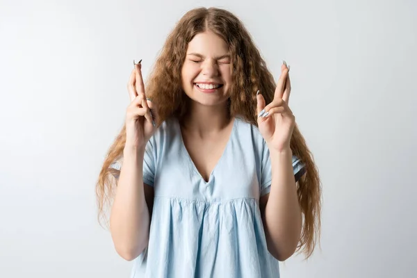 Moet Winnen Joyful Europese Jonge Vrouw Met Krullend Lang Haar — Stockfoto