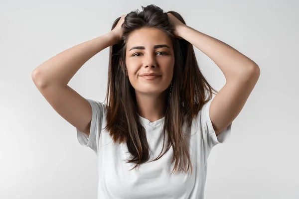 Bella Spensierata Ragazza Moderna Con Lunghi Capelli Castani Che Aggrappano — Foto Stock