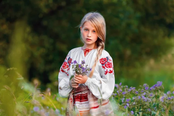 Porträt Eines Jungen Mädchens Hält Einen Strauß Wildblumen Den Händen — Stockfoto