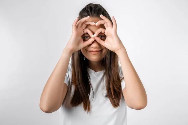 Jong Vrolijk Meisje Met Lange Kastanje Haren Casual Lichte Kleding — Stockfoto