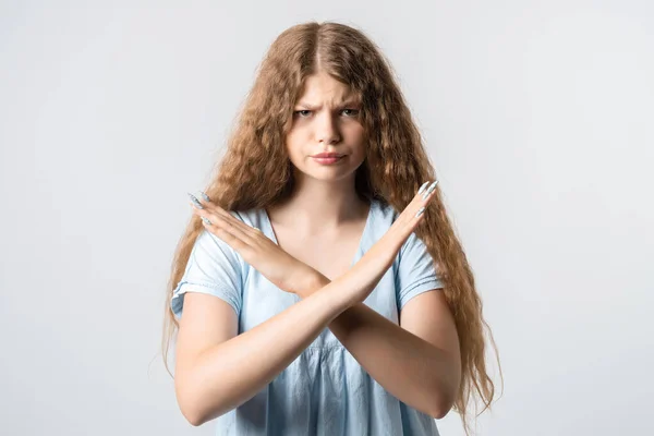 Emotionale Junge Europäerin Mit Lockigem Langem Haar Lässig Gekleidet Zeigt — Stockfoto