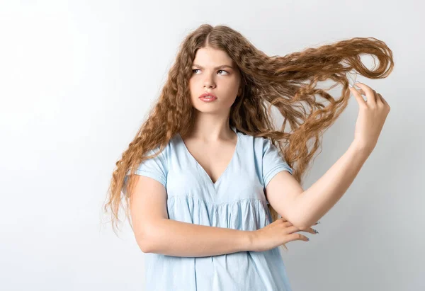 Портрет Привлекательной Европейской Девушки Недовольной Наклонной Головой Трясущимися Кудрявыми Волосами — стоковое фото