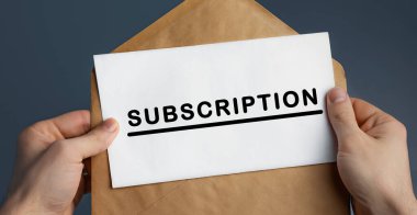 Mavi arkaplanda yazı bulunan el sanatları zarfını tutan adamın kırpılmış görüntüsü.