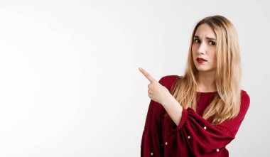 Görsen iyi olur. Uzun sarı saçlı, tek parmakla işaret eden meraklı Avrupalı kız terfin için boş yer gösteriyor. İnsanlar, reklam kavramı