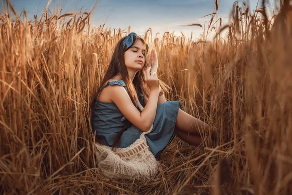 Porträt Eines Kleinen Mädchens Alter Von Jahren Mit Langen Braunen — Stockfoto