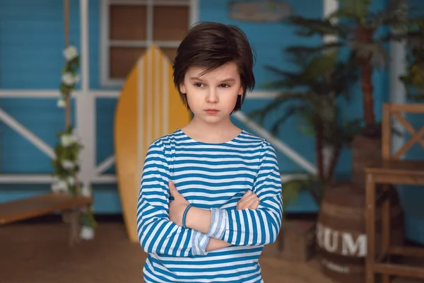 Niño Años Edad Con Camisa Rayas Levanta Frunciendo Ceño Contra — Foto de Stock