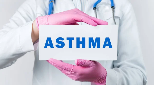 코트와 분홍색 장갑을 의사가 텍스트 Asthma 카드를 모습이 의학적 — 스톡 사진
