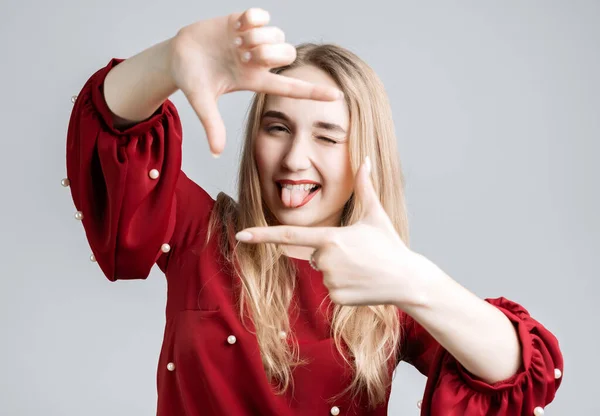 Porträtt Positivt Ung Kvinna Med Blont Kastanjehår Med Glada Uttryck — Stockfoto