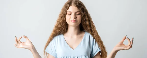 Mujer Joven Tranquila Practica Yoga Interiores Muestra Señal Okay Con — Foto de Stock