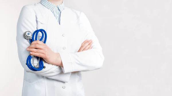 Beskuren Bild Kvinnlig Läkare Uniform Stående Och Håller Ett Stetoskop — Stockfoto