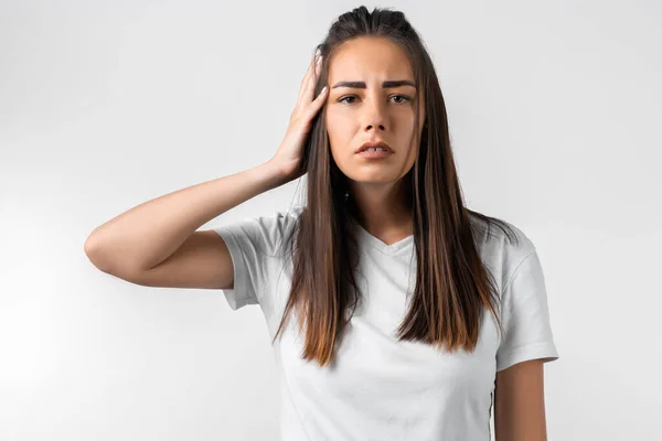 Giovane Donna Scioccata Con Lunghi Capelli Castani Vestiti Con Abiti — Foto Stock