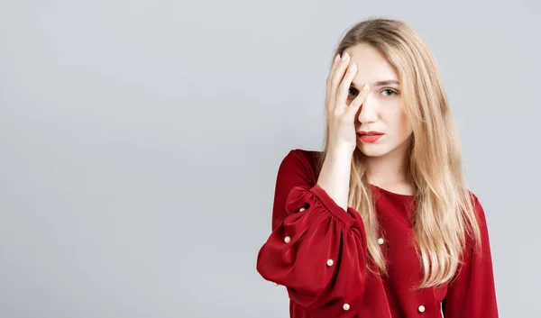 Foto Jovem Europeia Cansada Com Cabelo Loiro Longo Cobre Rosto — Fotografia de Stock