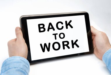 Beyaz arkaplan ve tıbbi kavram üzerinde çalışmak üzere metin ile birlikte erkek eller tablet bilgisayarını tutuyor