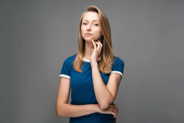 Tänksam Ung Kvinna Med Blont Rakt Hår Och Blå Shirt — Stockfoto